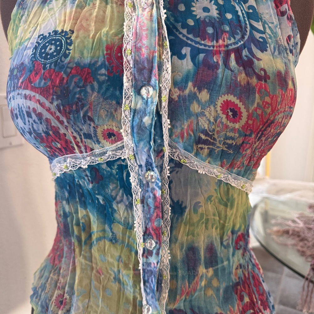 Love Amour; S/1; Colorful Sleeveless Button-Up Blouse, beautiful detailing!